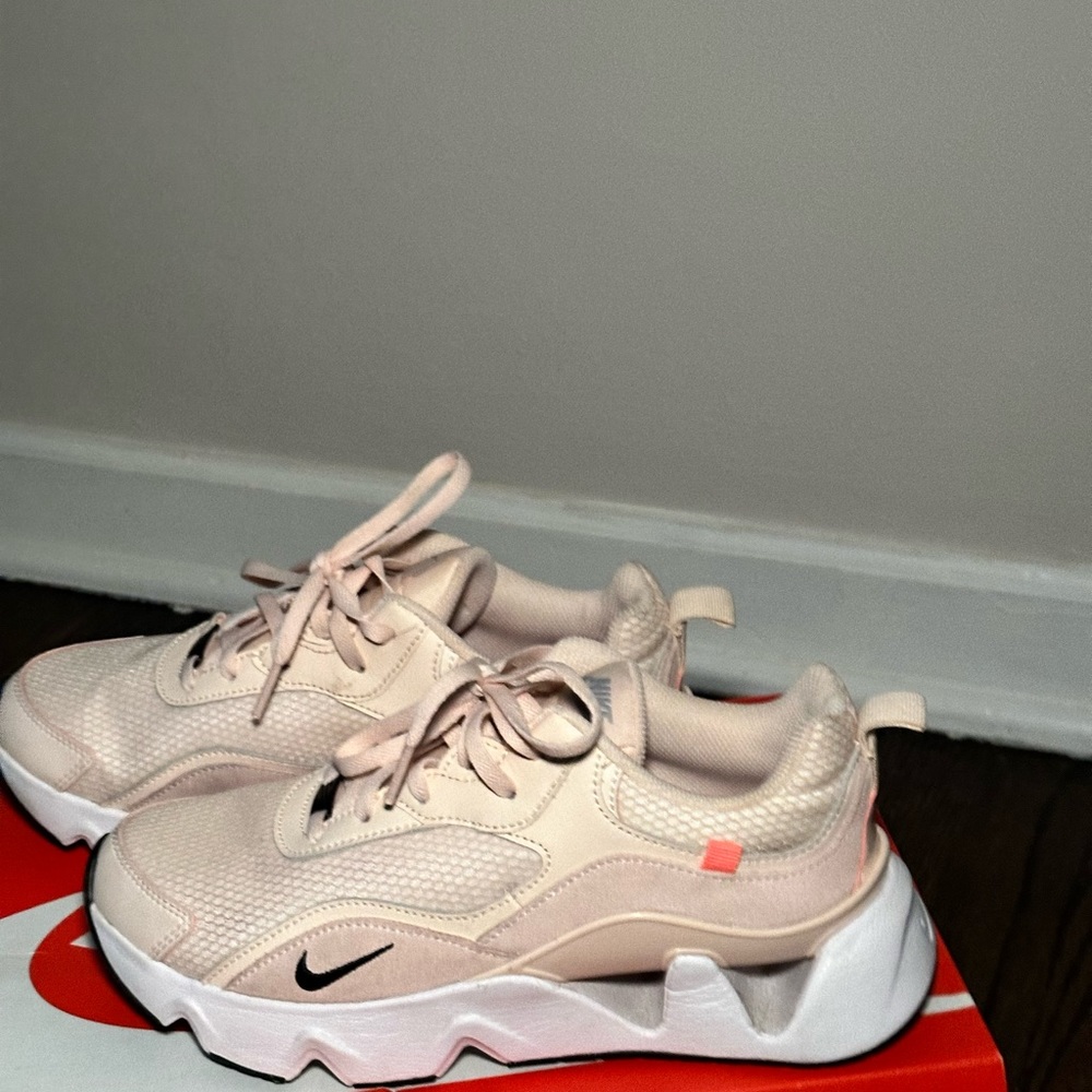 NIKE - Picture 3 of 3
